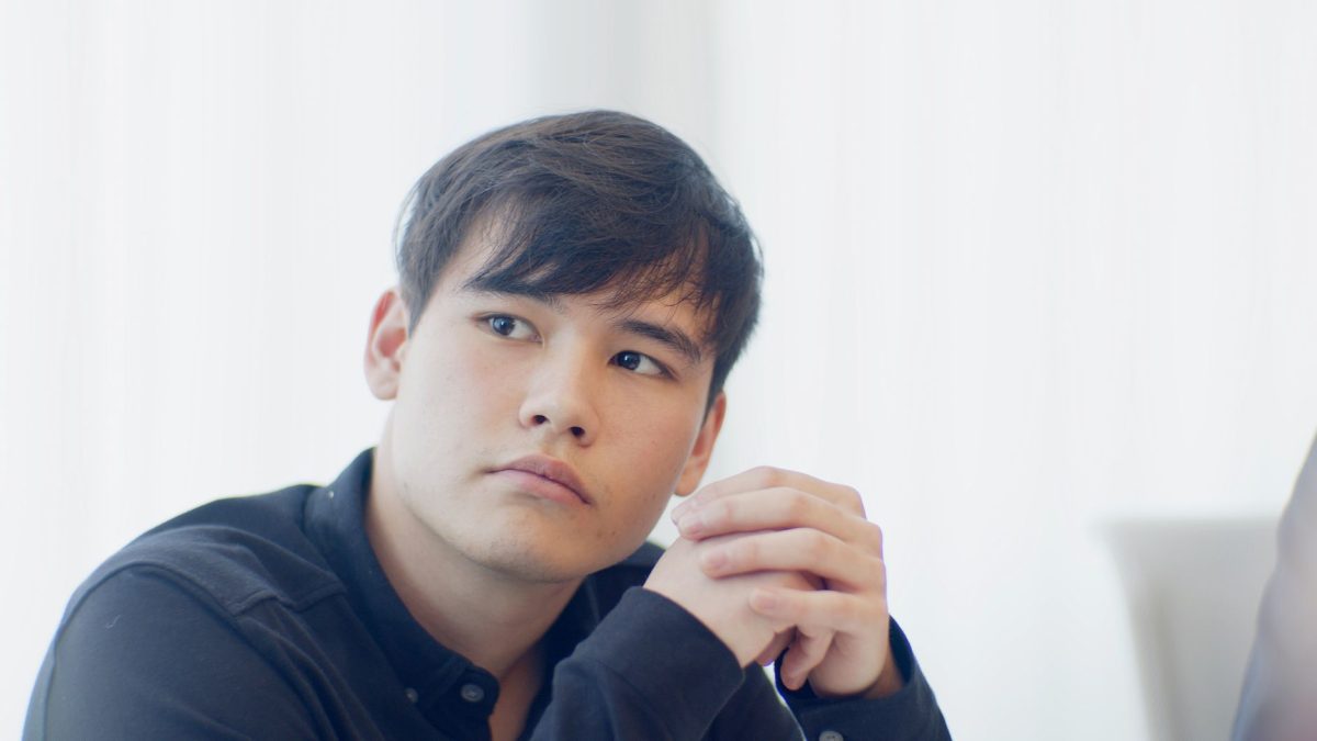Một người bình tĩnh quan sát cảm xúc và trò chuyện phù hợp trong môi trường công việc