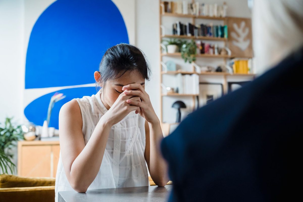 Một người thừa nhận cảm xúc và nhận hỗ trợ chuyên môn trong không gian an toàn 