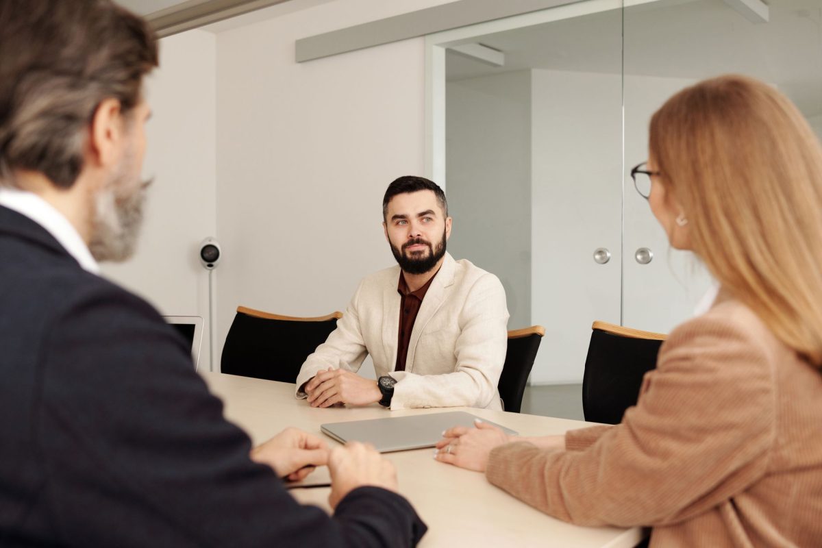 HR leader conducting an empathetic development and coaching discussion with an employee