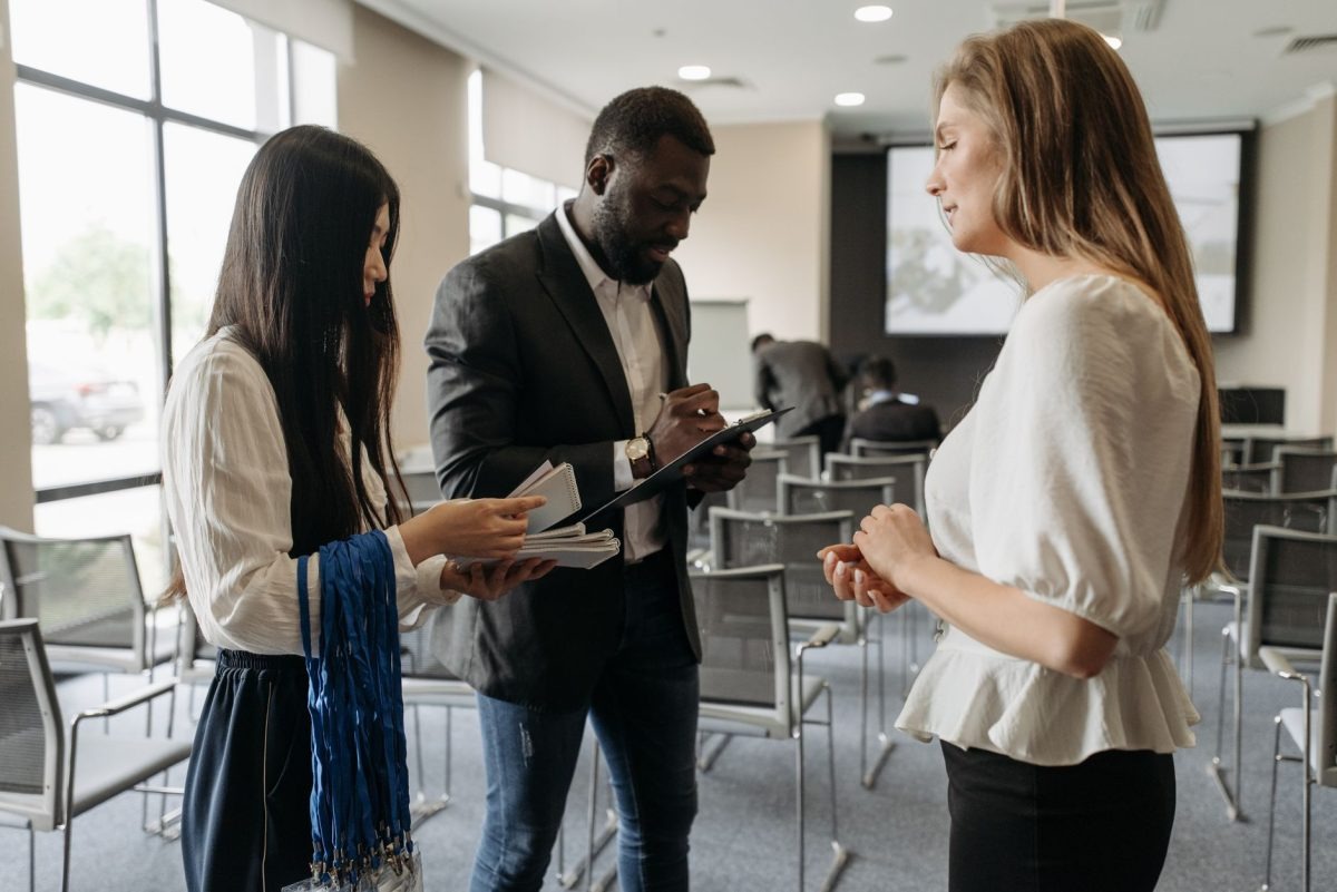 Hoạt động hướng dẫn và onboarding cho nhân viên mới tại văn phòng