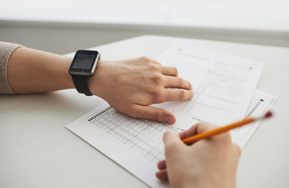 Một người điền bảng đánh giá trong hai bối cảnh khác nhau, minh họa kết quả thay đổi do tâm thế và cách thích nghi chứ không phải tính cách bị đảo ngược