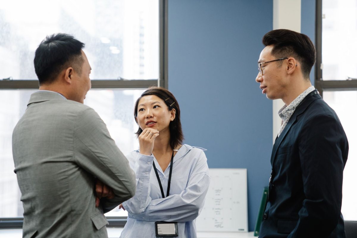 Một người lãnh đạo trò chuyện thấu hiểu với thành viên trong nhóm, dùng nhận thức về hành vi để giao tiếp và hỗ trợ phù hợp hơn